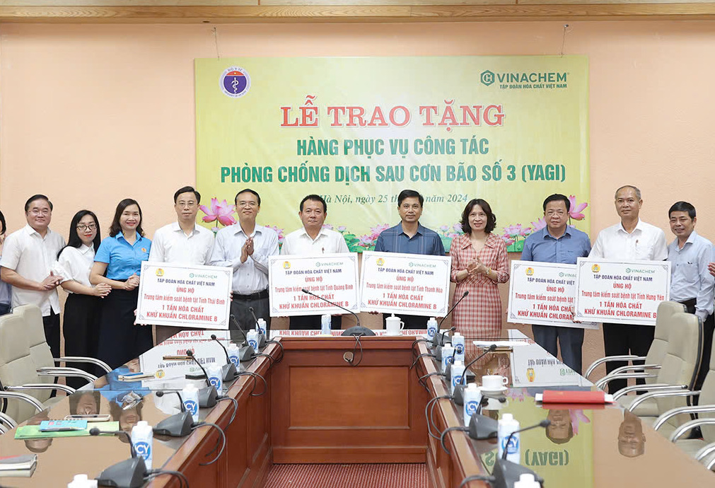 Bộ Y tế nhận 5 tấn Cloramin B phục vụ công tác khắc phục hậu quả bão lụt