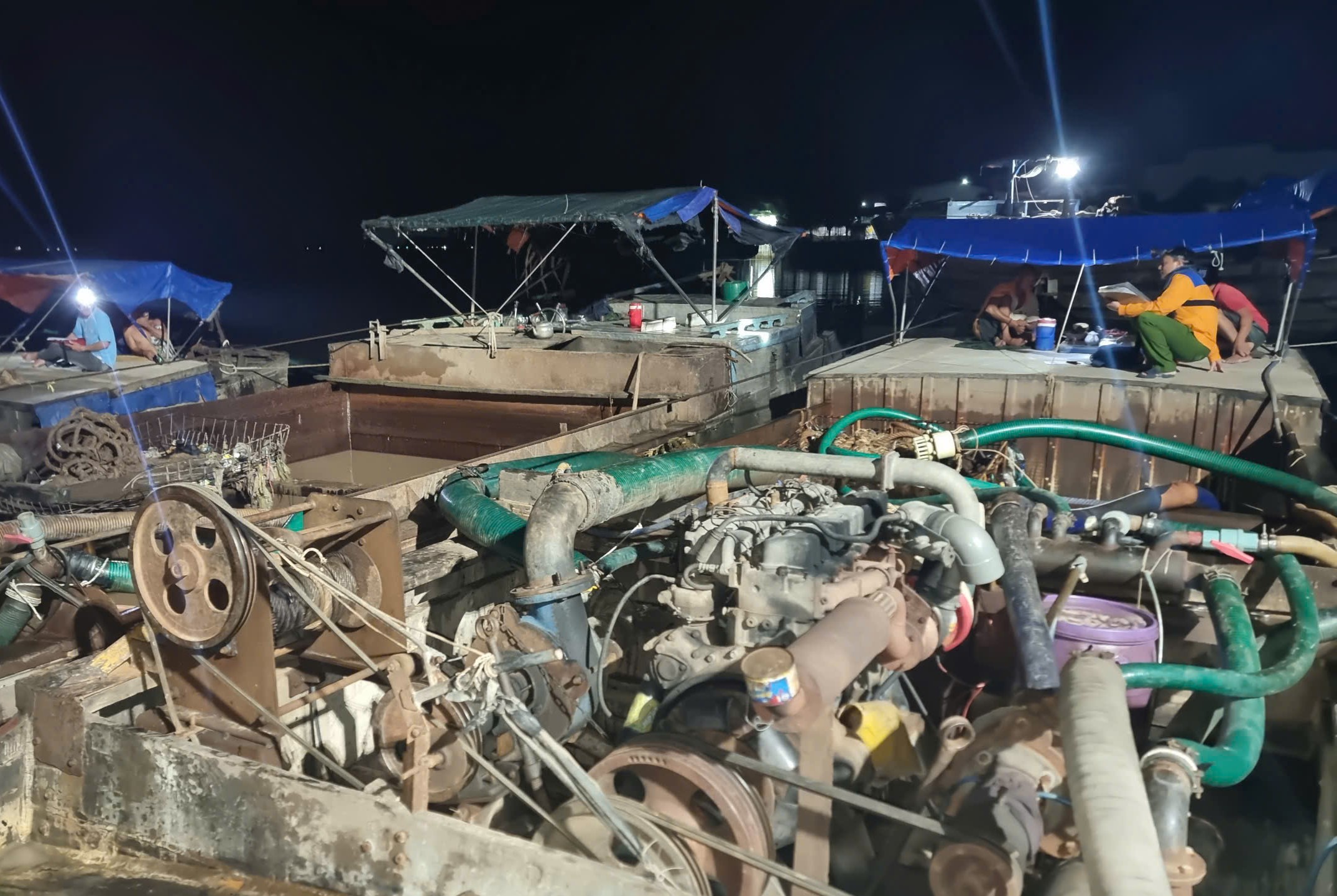 Phát hiện nhiều ghe thuyền “hút cát lậu” trên sông Hàm Luông