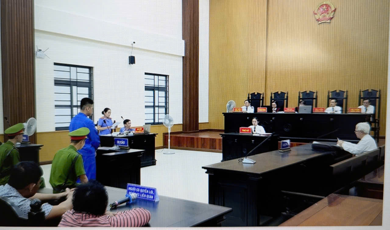 Lĩnh án 12 năm tù vì dùng dao đâm vợ suýt chết