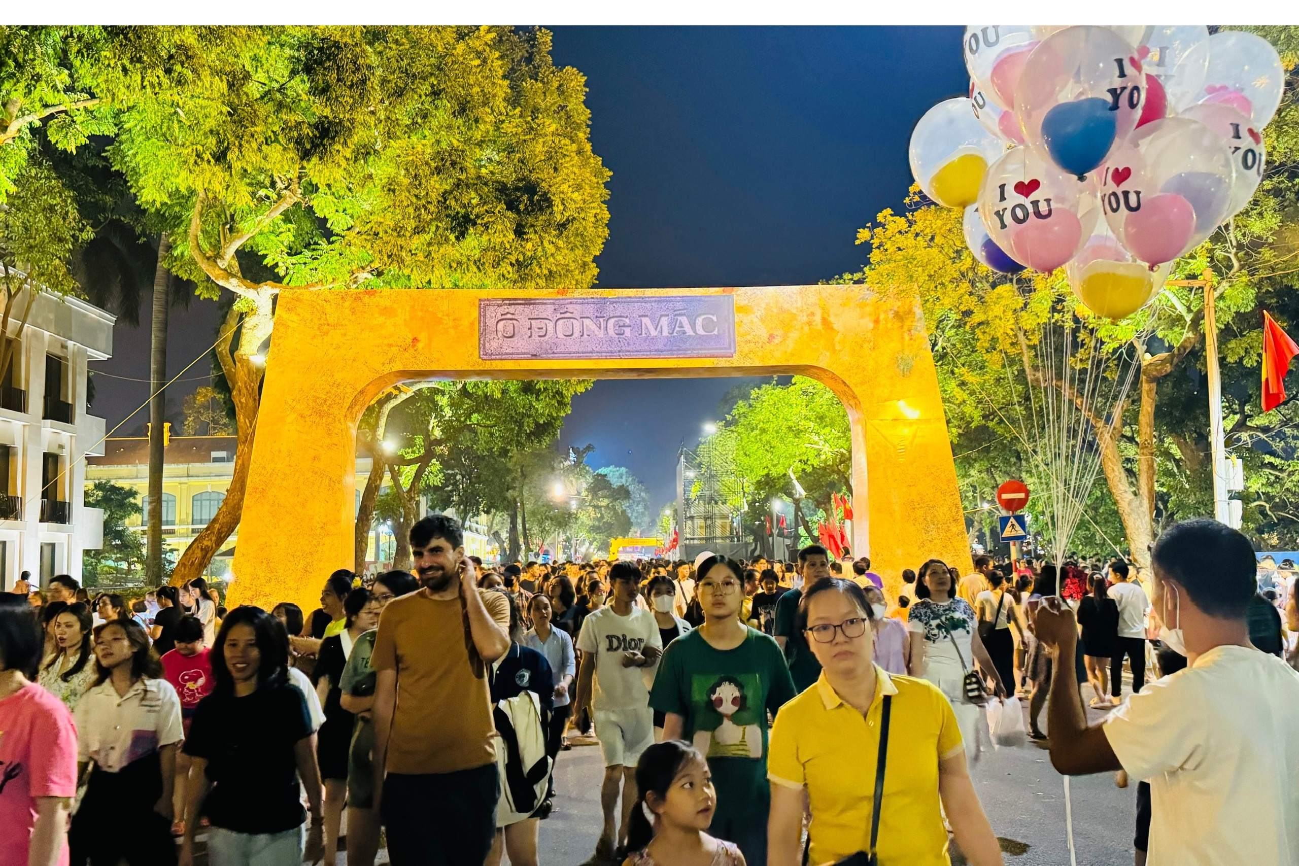 Phố phường Hà Nội lung linh về đêm chào mừng đại lễ 10 10