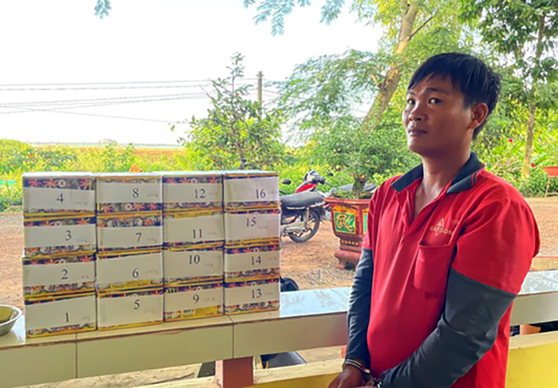 Bắt giữ gần 30kg pháo vận chuyển trái phép qua biên giới