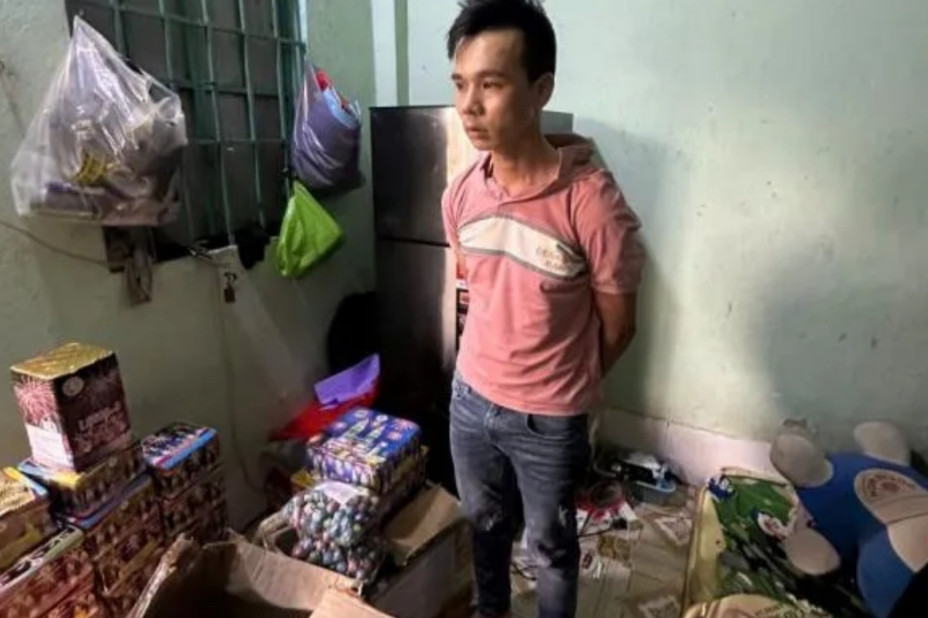 Bắt đối tượng cất giấu 138 kg pháo nổ trong phòng trọ