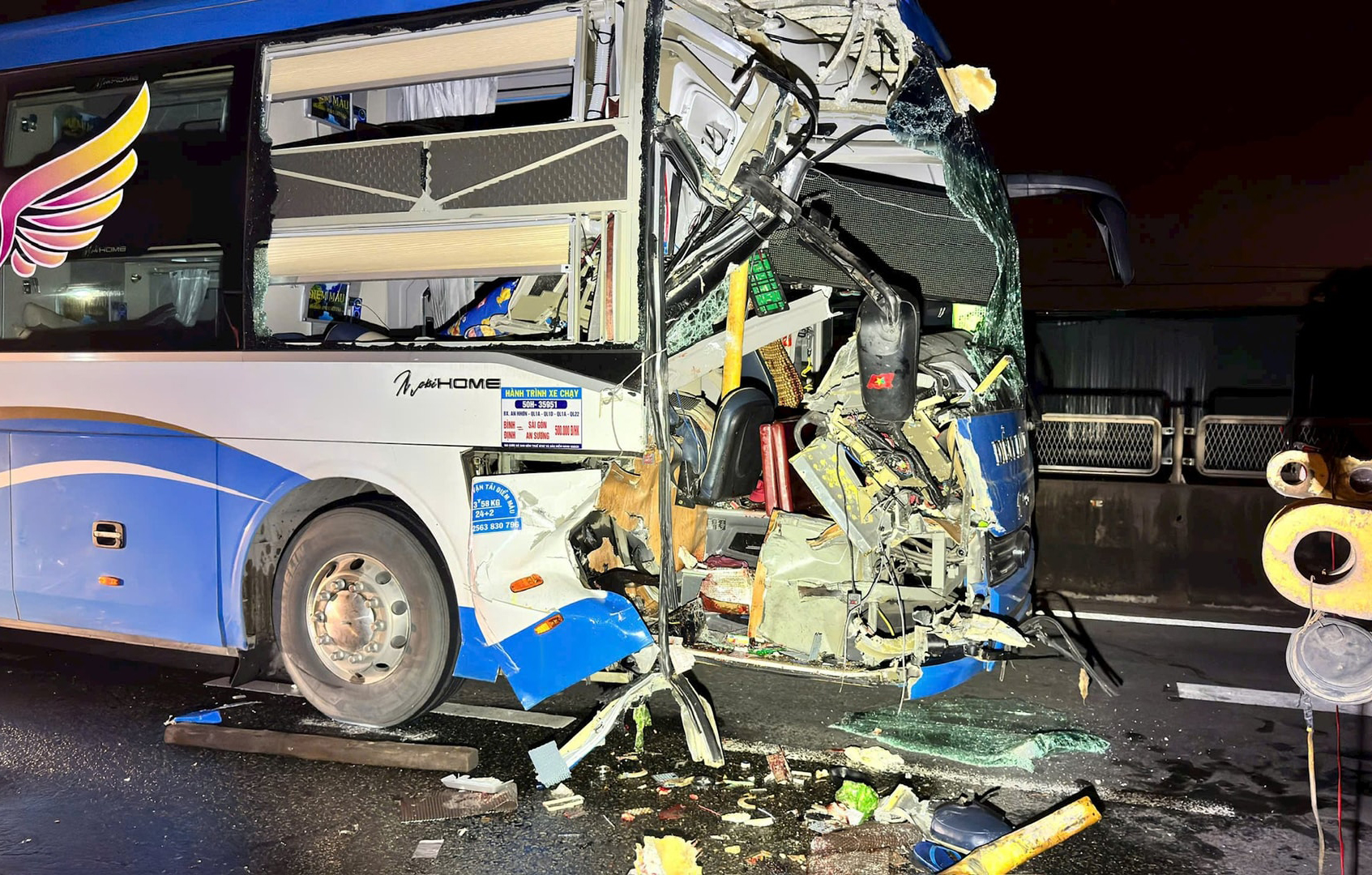 Xe giường nằm nát đầu sau cú tông đuôi xe đầu kéo, phụ xe tử vong