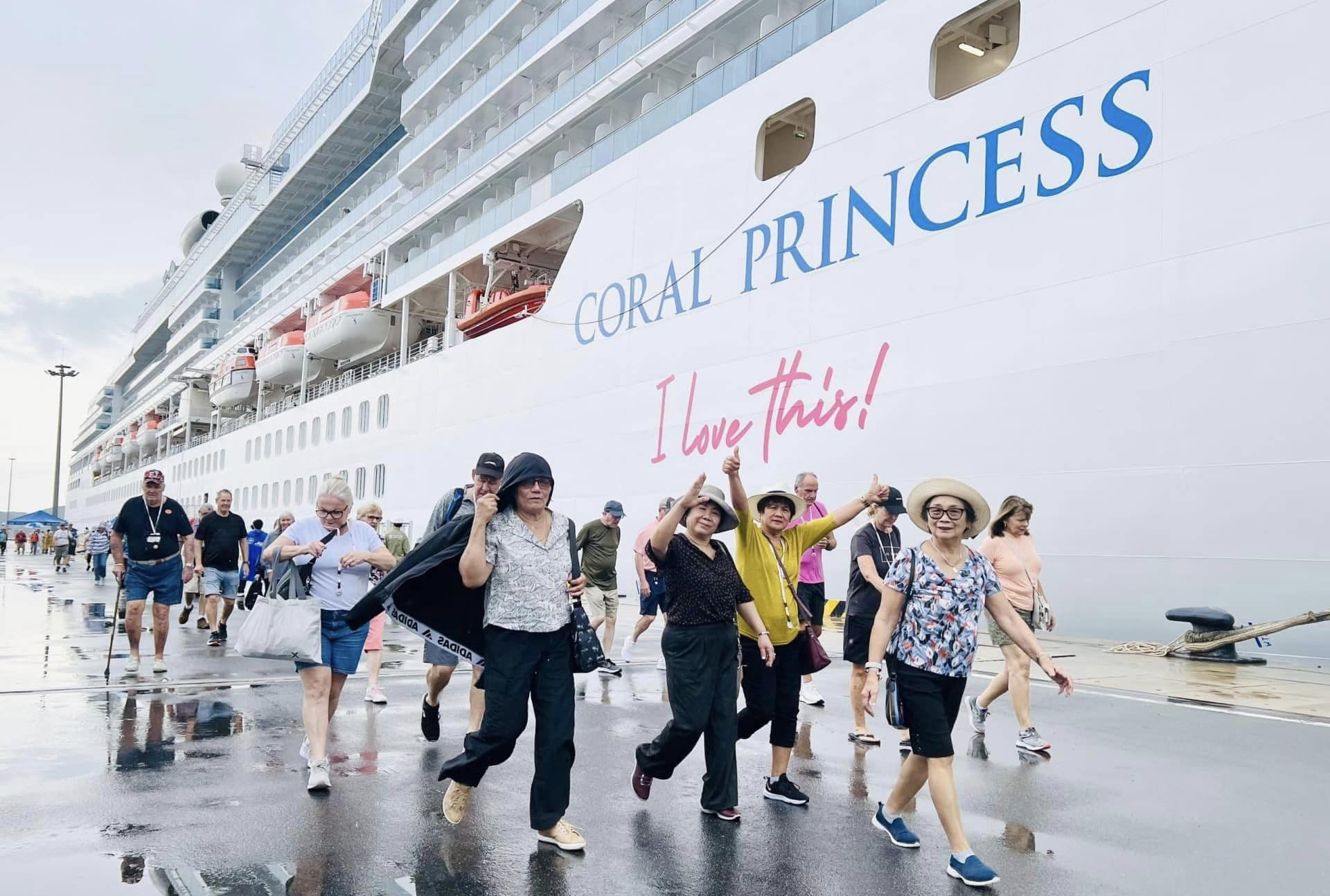 Du thuyền Coral Princess mang theo 2 300 du khách quốc tế cập cảng Cam Ranh