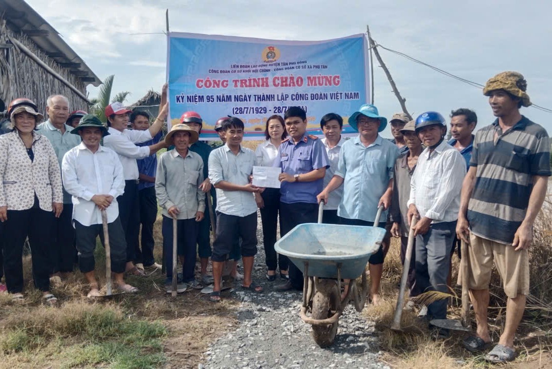 Công đoàn cơ sở VKSND huyện Tân Phú Đông thực hiện công trình nông thôn mới