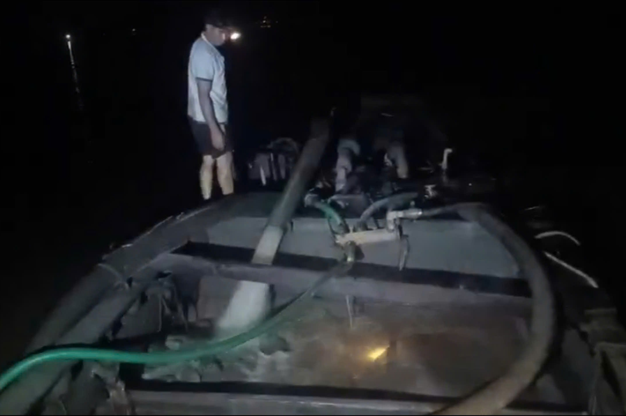 Bắt quả tang 2 đối tượng sử dụng ghe gỗ không số hiệu hút cát trộm