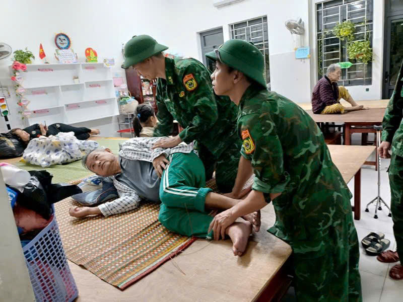 Bộ đội Biên phòng, thanh niên Đà Nẵng giúp nhân dân phòng, chống bão số 6