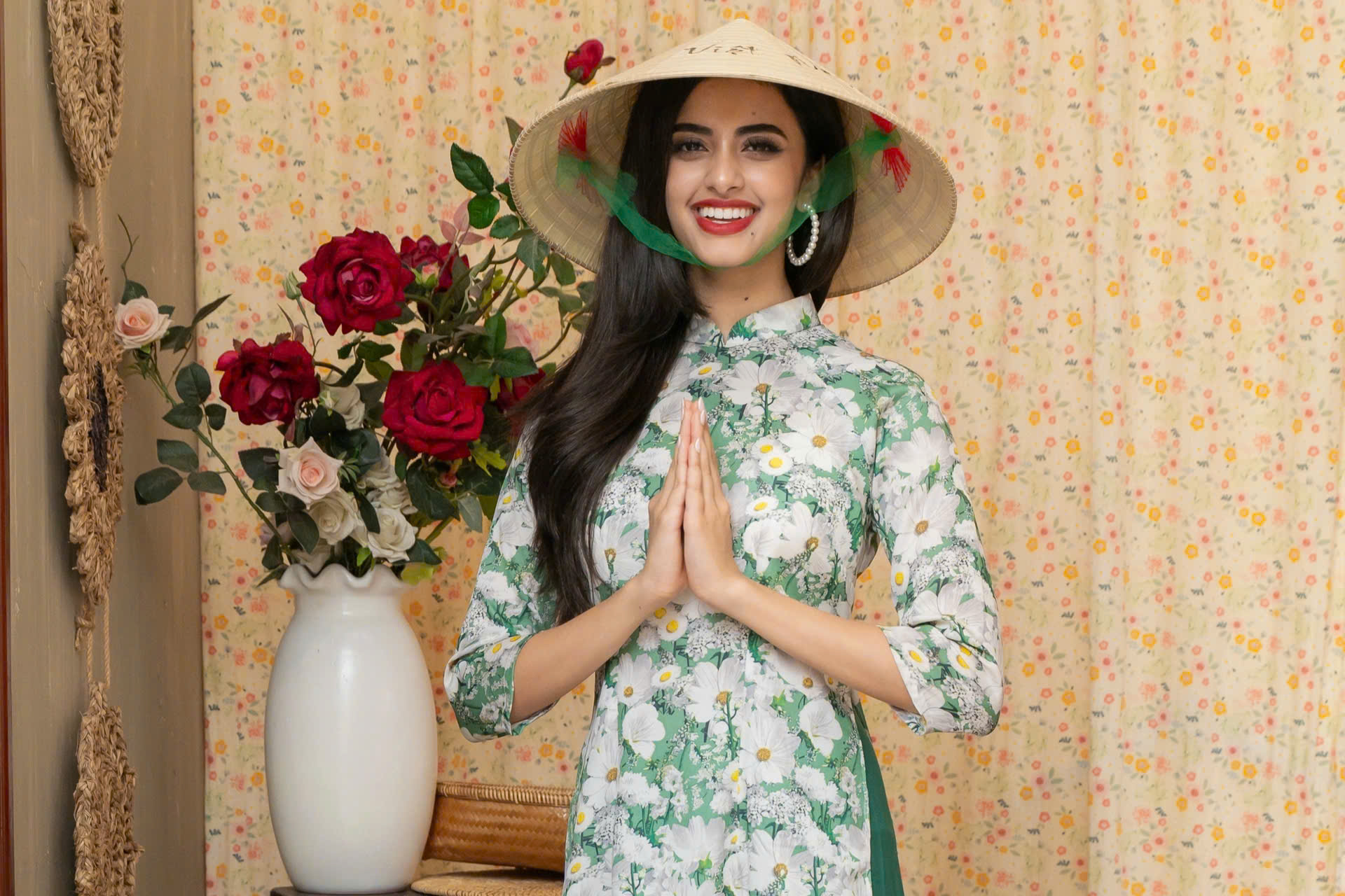 Hoa hậu Ấn Độ trải nghiệm đội nón lá, ăn bánh mì tại Đà Nẵng