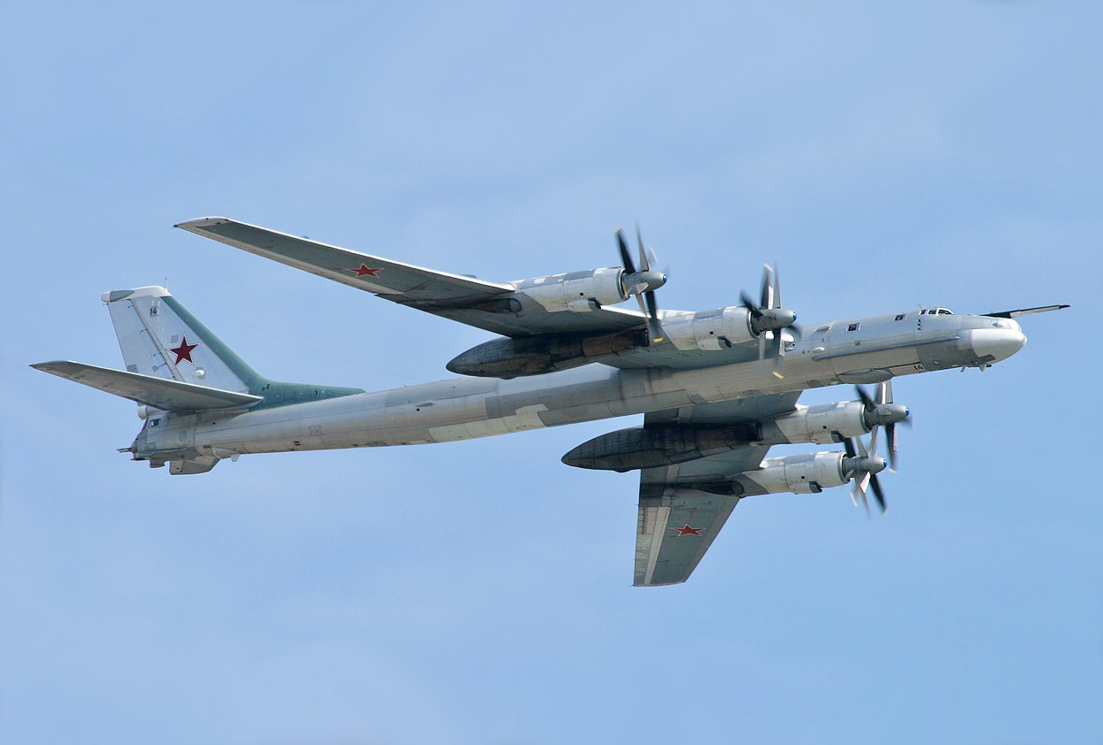 Máy bay mang tên lửa chiến lược Tu-95MS của Nga ‘cải lão hoàn đồng’