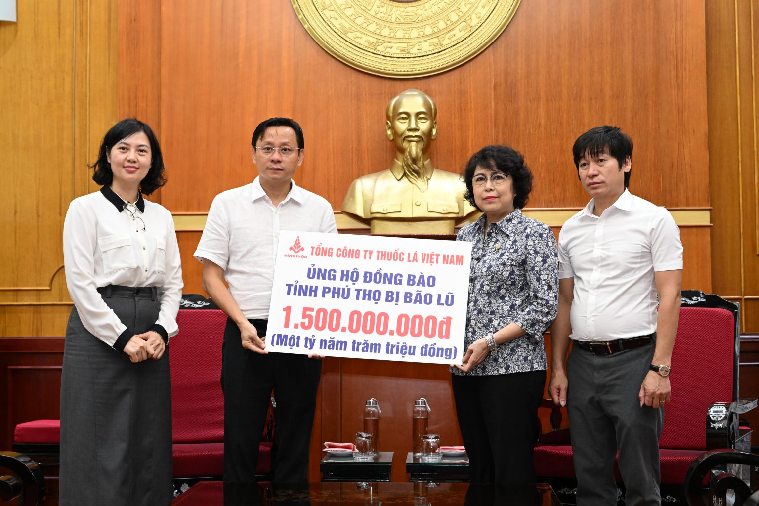 Vinataba trao kinh phí ủng hộ đồng bào vùng bão lũ tại nhiều địa phương