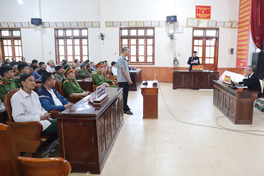 Dùng dao uy hiếp, đánh gãy tay bố mình để lấy tiền mua xe