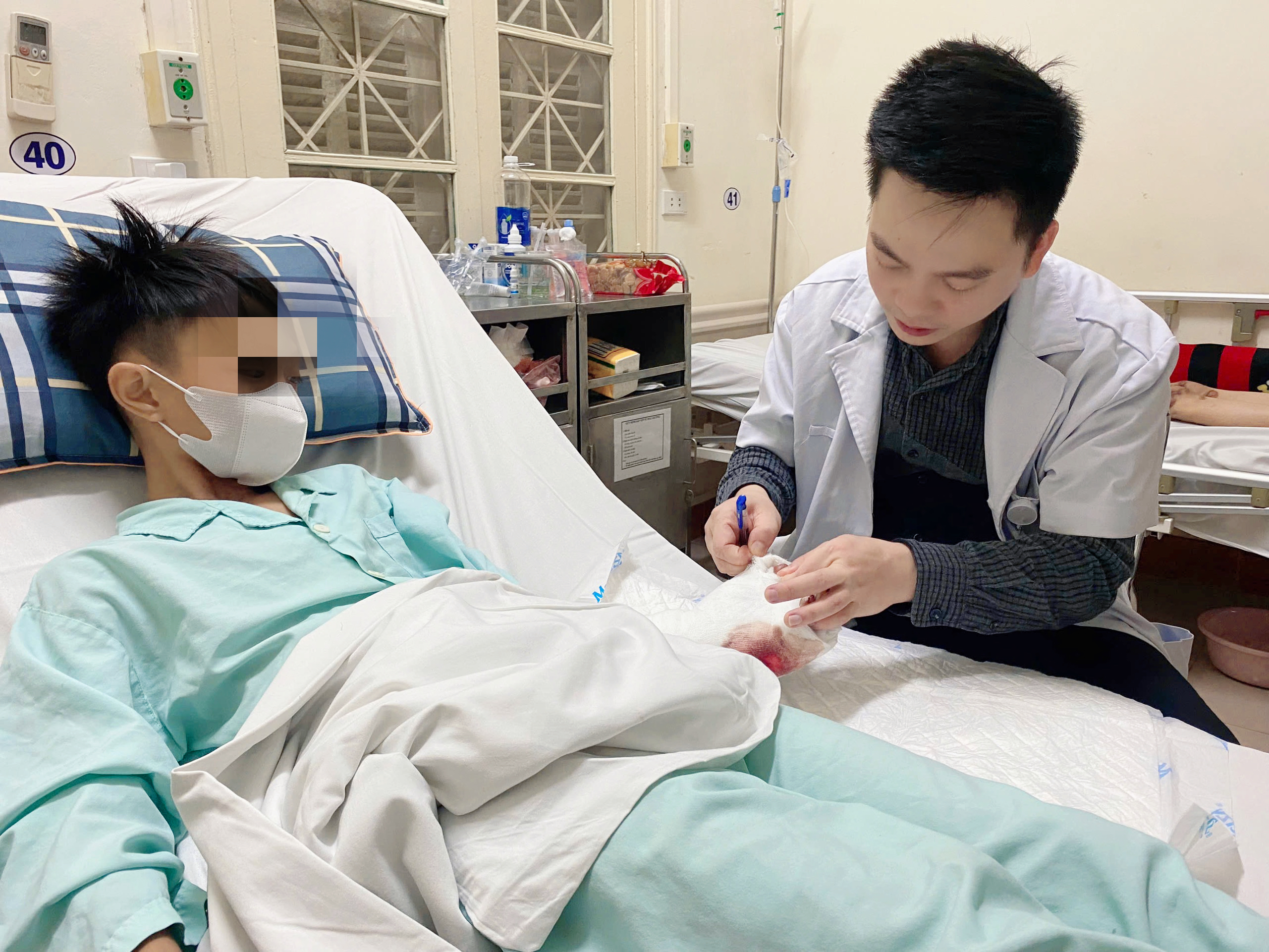 Sử dụng pháo tự chế, 3 thiếu niên bị thương nặng