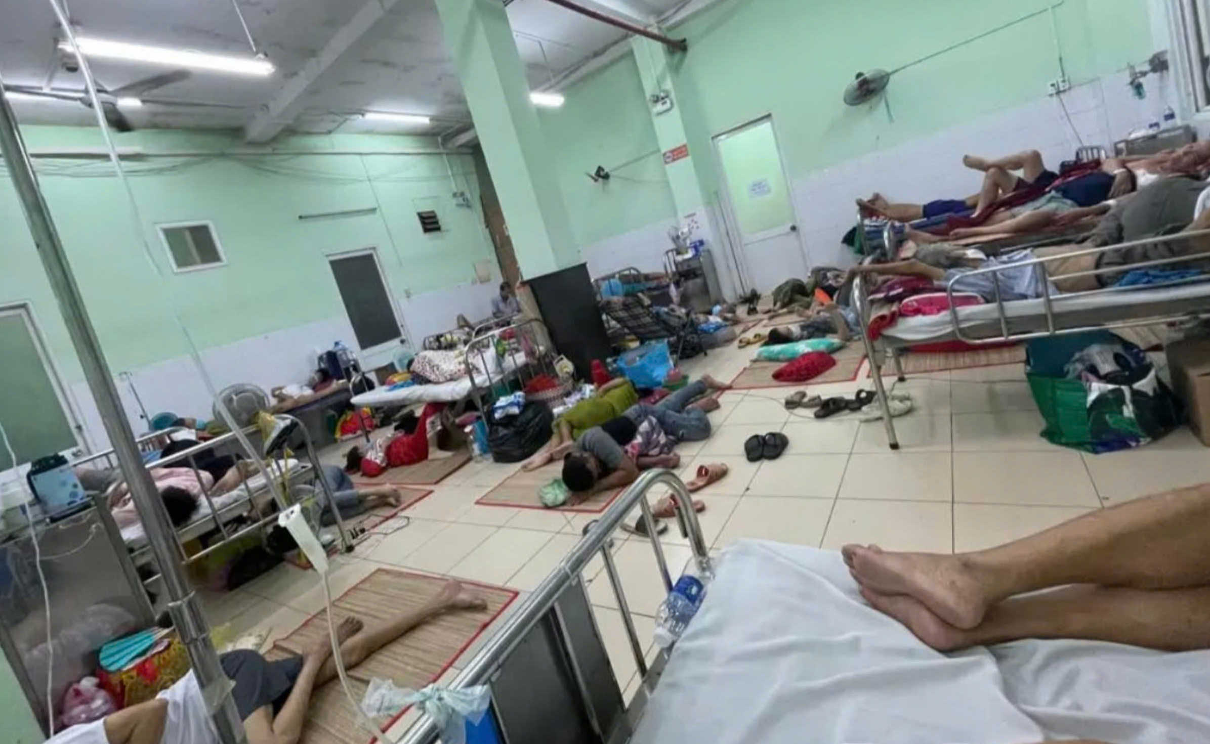 Làm rõ việc Bệnh viện Phạm Ngọc Thạch để bệnh nhân nằm dưới sàn truyền dịch