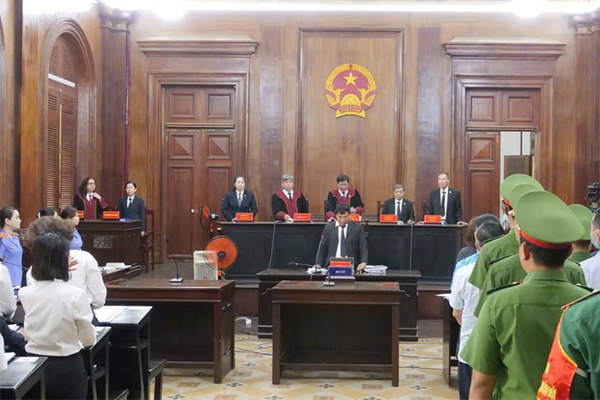 Xét xử cán bộ thuế TP HCM “bảo kê” đường dây mua bán hóa đơn khống gần 14 000 tỉ đồng