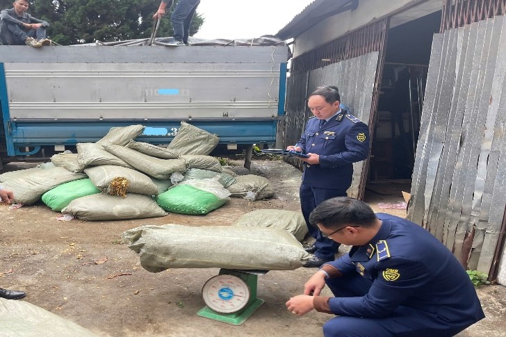 Phát hiện 1,8 tấn nguyên liệu thuốc lá không rõ nguồn gốc