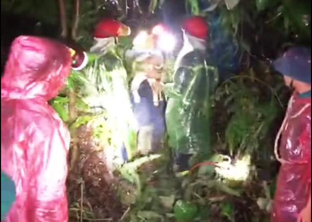 Nỗ lực giải cứu hàng trăm người mắc kẹt trên đèo Khánh Lê sau sự cố sạt lở