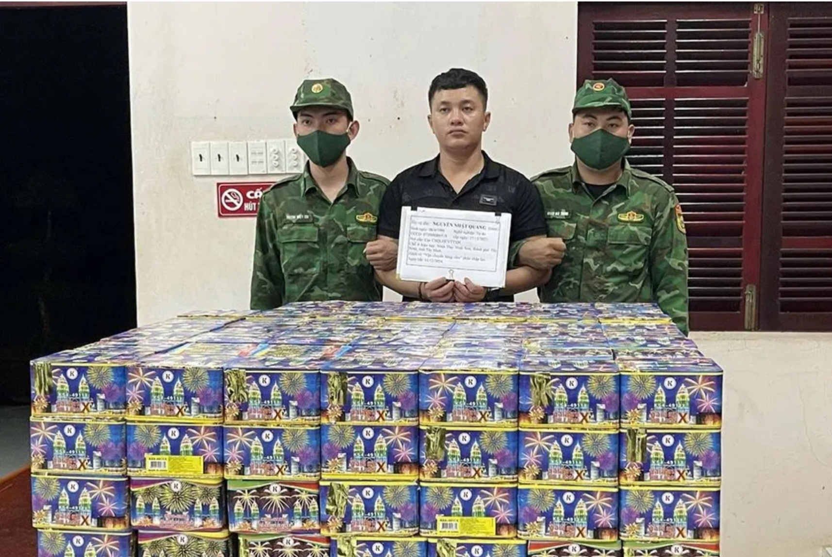 Bắt đối tượng vận chuyển hơn 370kg pháo nổ ở biên giới tỉnh An Giang