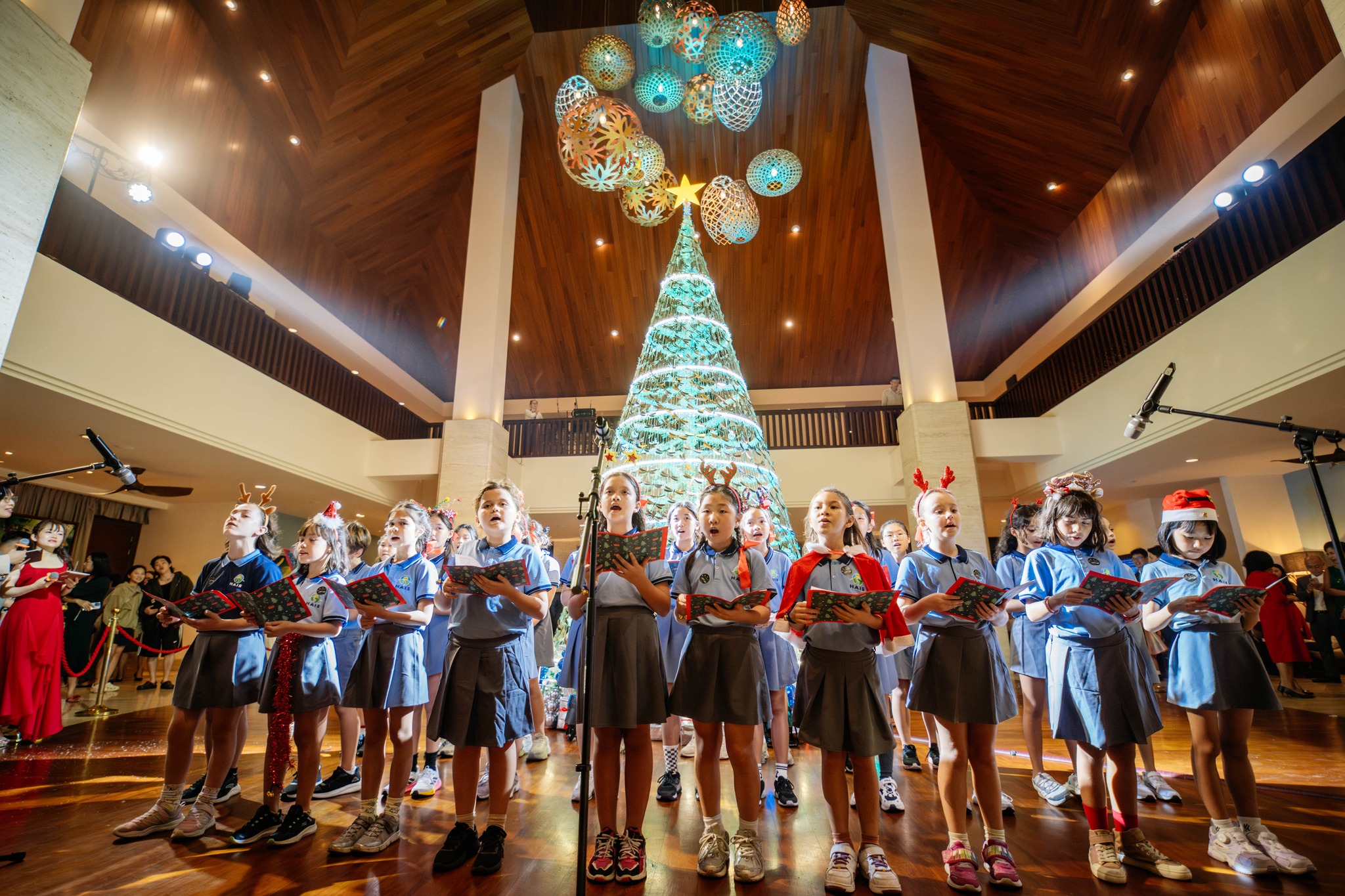 Lung linh lễ thắp sáng cây thông noel