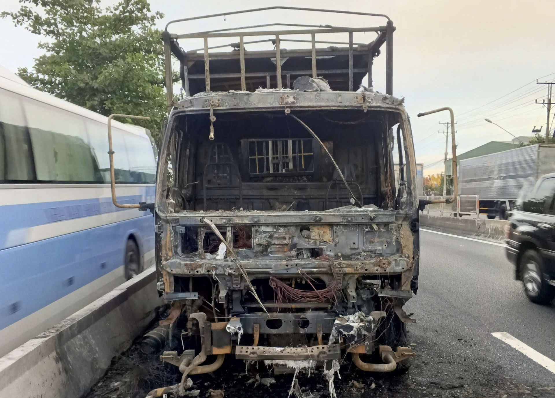 Xe tải đang lưu thông bất ngờ bốc cháy ngùn ngụt