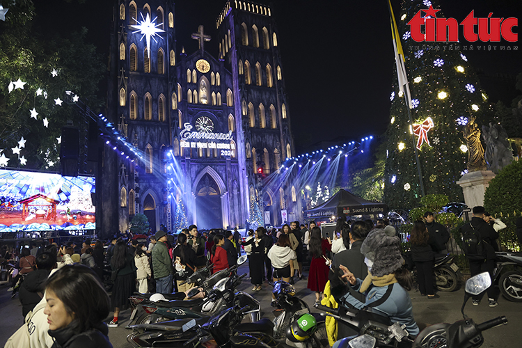 Các nhà thờ Hà Nội tỏa sáng lung linh trong đêm dịp Giáng sinh 2024