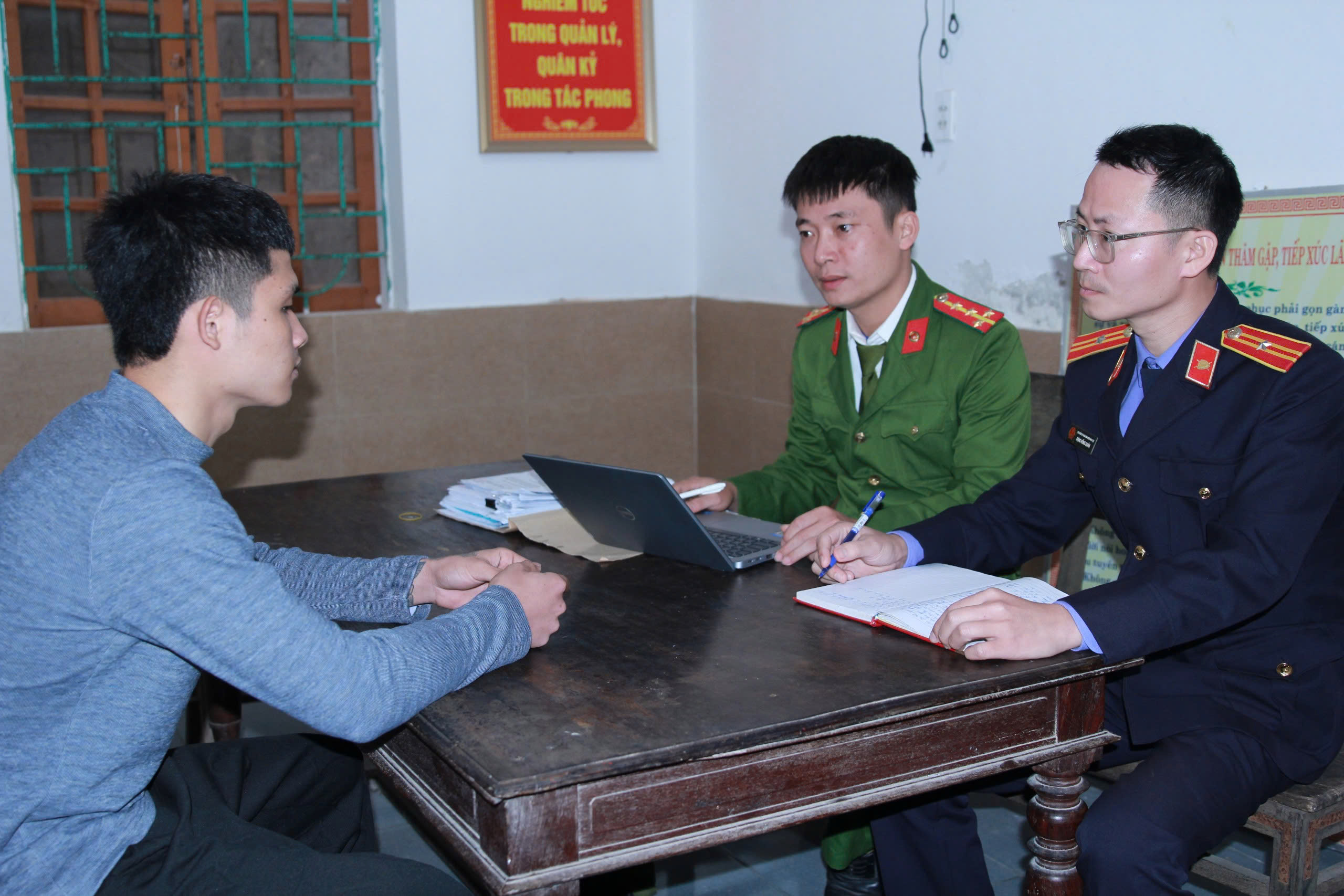 Chém nhầm người đi đường vì mâu thuẫn