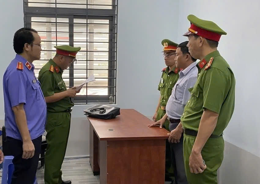 Bắt cán bộ địa chính xã Lợi dụng chức vụ quyền hạn trong khi thi hành công vụ