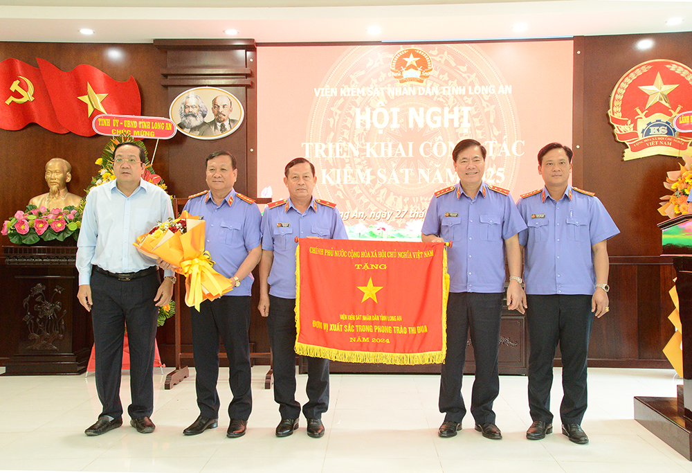 VKSND tỉnh Long An vinh dự đón nhận Cờ thi đua Chính phủ