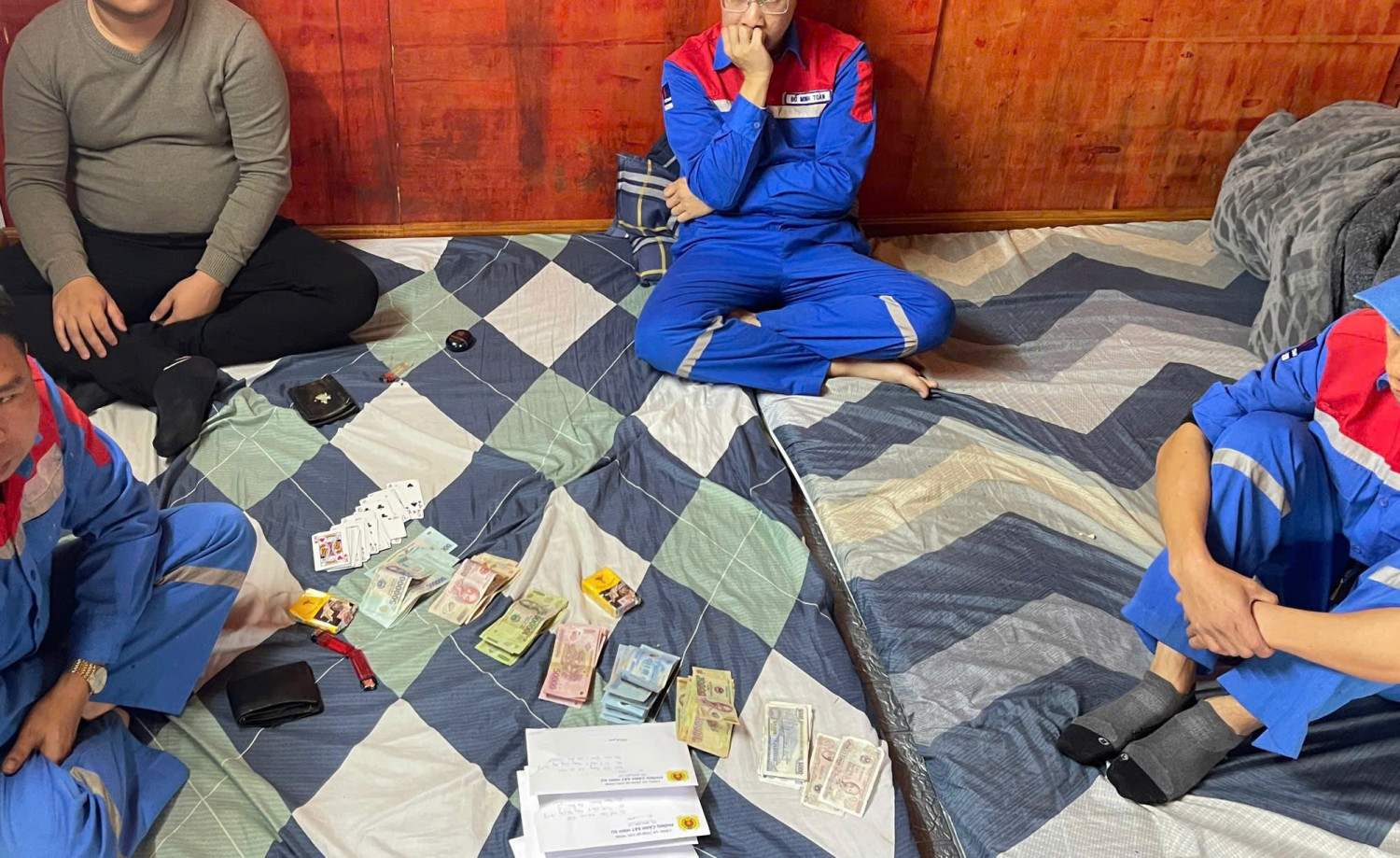 Bắt quả tang nhóm đối tượng đánh bạc trong khuôn viên của Kho xăng dầu