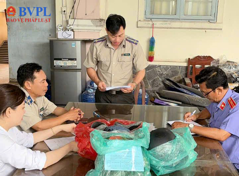 VKSND huyện Bến Lức kiểm sát việc tiêu hủy vật chứng