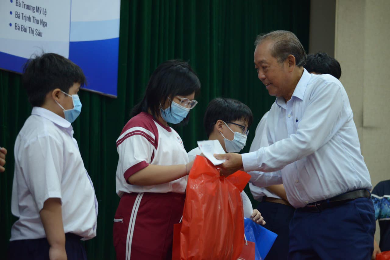 Vận động hơn 9,5 tỉ đồng chăm lo cho người yếu thế