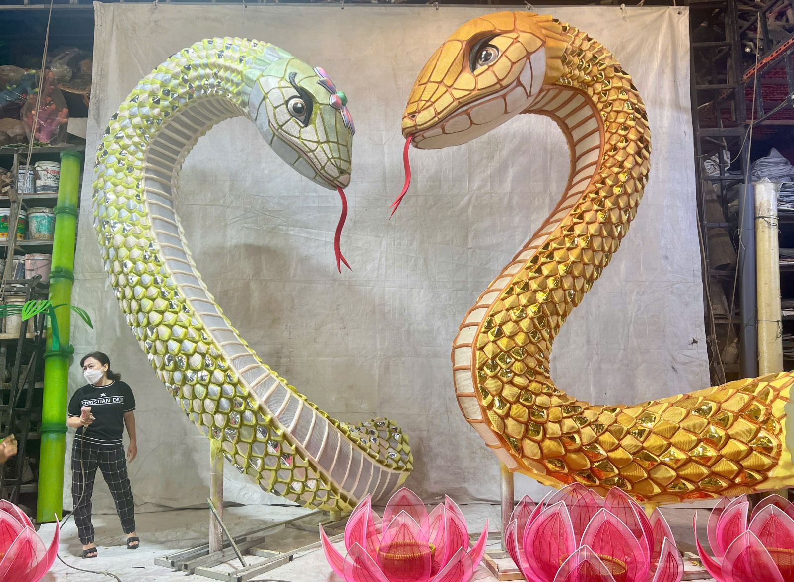 TP Hồ Chí Minh Công nhân tất bật sản xuất linh vật của Đường hoa Tết 2025