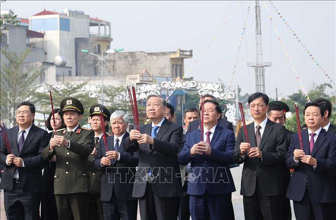 Tổng Bí thư Tô Lâm dâng hương tưởng niệm Tổng Bí thư Trường Chinh