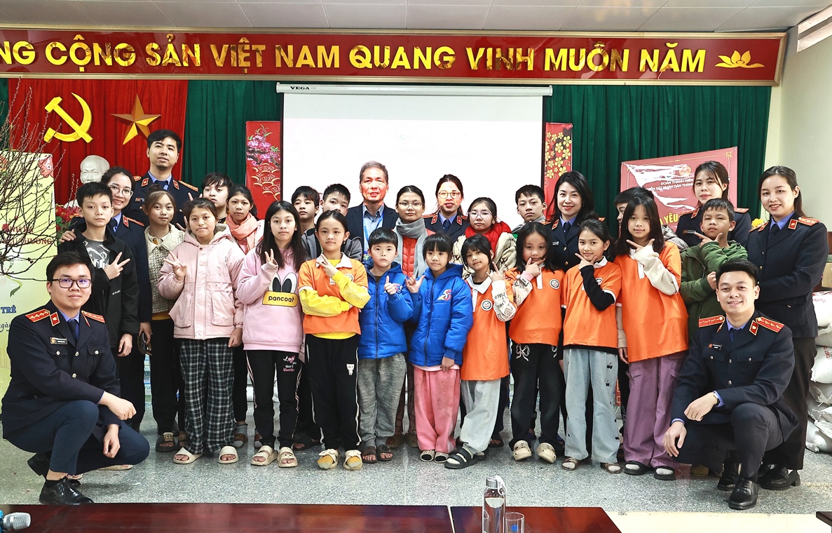 Đoàn Thanh niên VKSND TP Hà Nội tổ chức Chương trình Tết đong đầy” cho trẻ em khuyết tật
