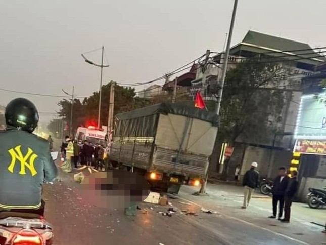 Xe máy chở 4 người lao vào ô tô tải khiến 3 người tử vong