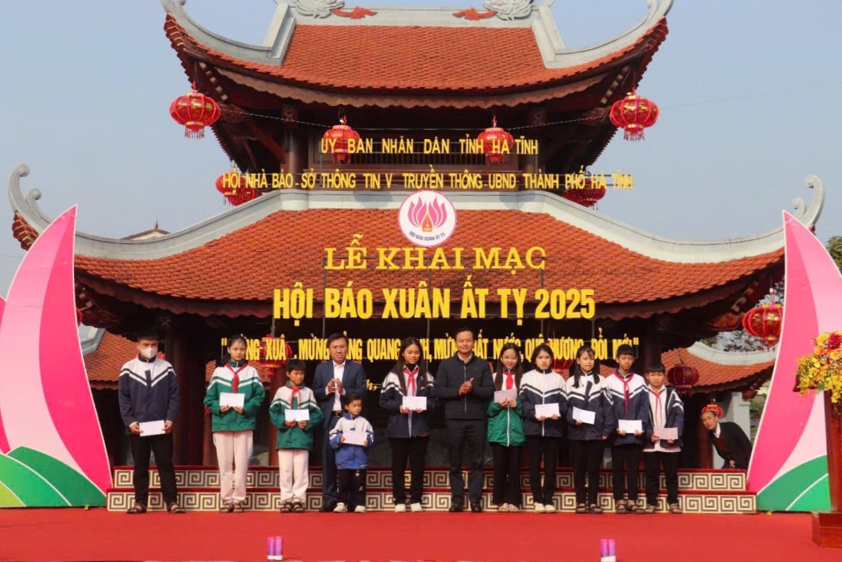 Gần 300 suất quà được trao tại Hội báo Xuân Hà Tĩnh