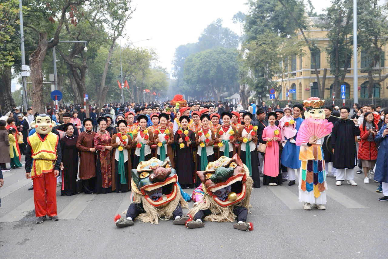 Hàng trăm người mặc cổ phục rước lễ, tái hiện Tết xưa Hà Nội