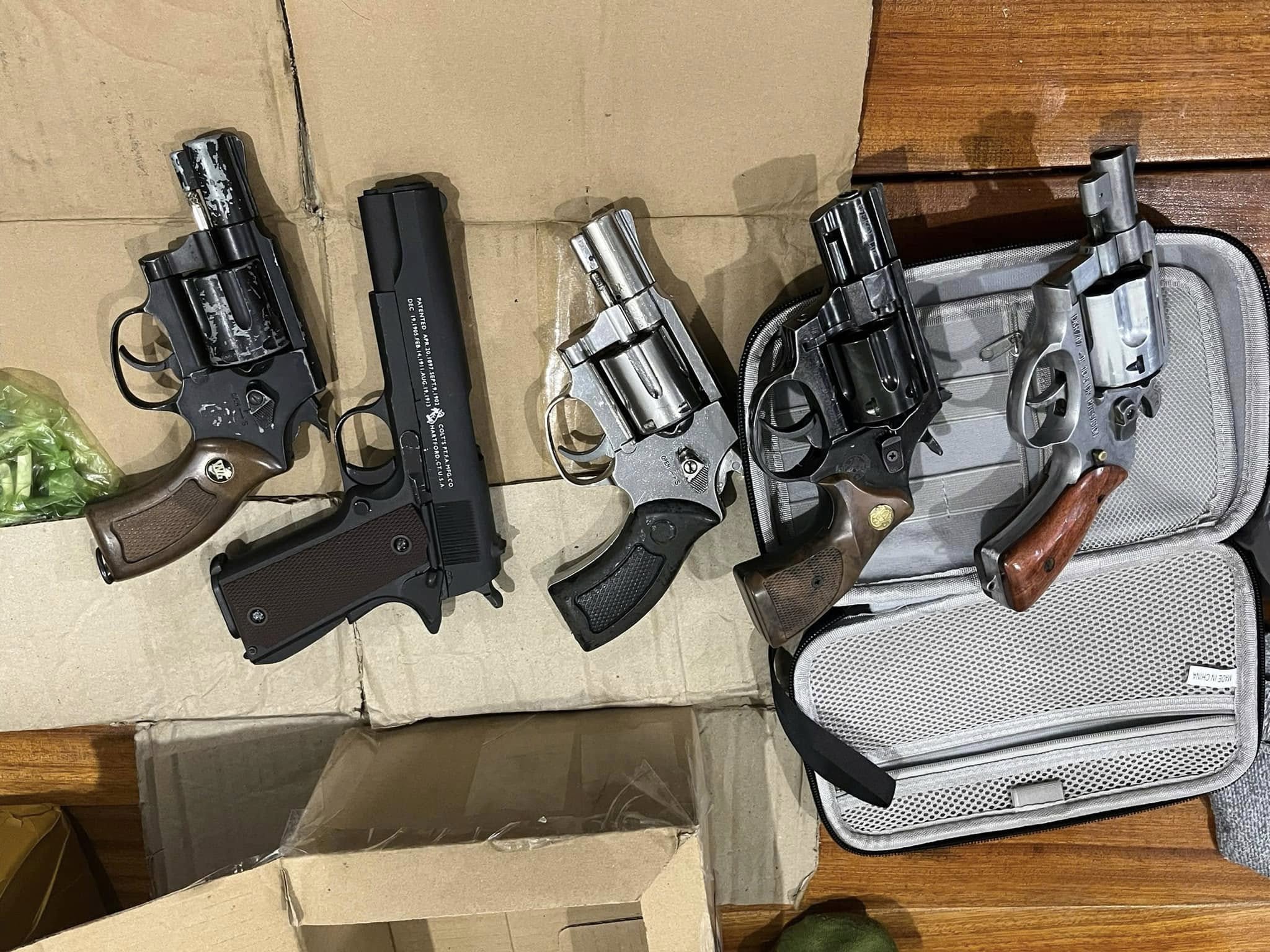 Khám xét khẩn cấp xưởng sản xuất vũ khí trái phép, thu giữ nhiều súng, đạn