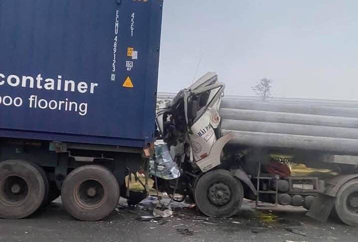 Tai nạn liên hoàn trên Quốc lộ 5 khiến tài xế tử vong trong cabin