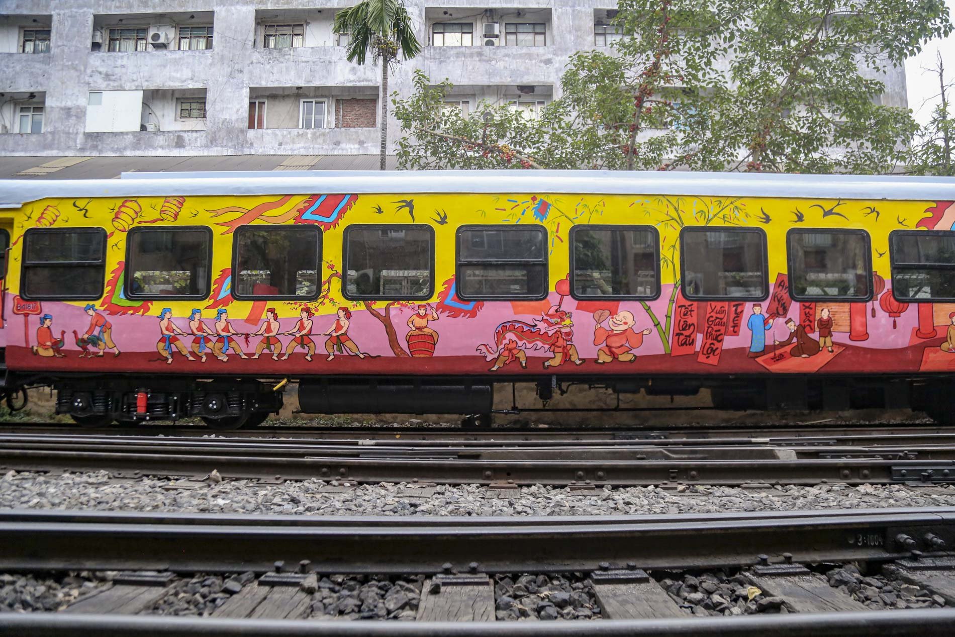 Hai toa tàu đặc biệt phục vụ hành khách trở về nhà trong đêm giao thừa