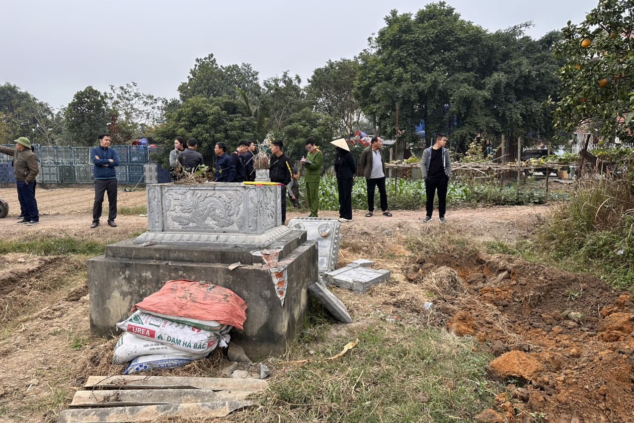 Bắt đối tượng điều khiển máy xúc phá hoại mồ mả ngày cận Tết