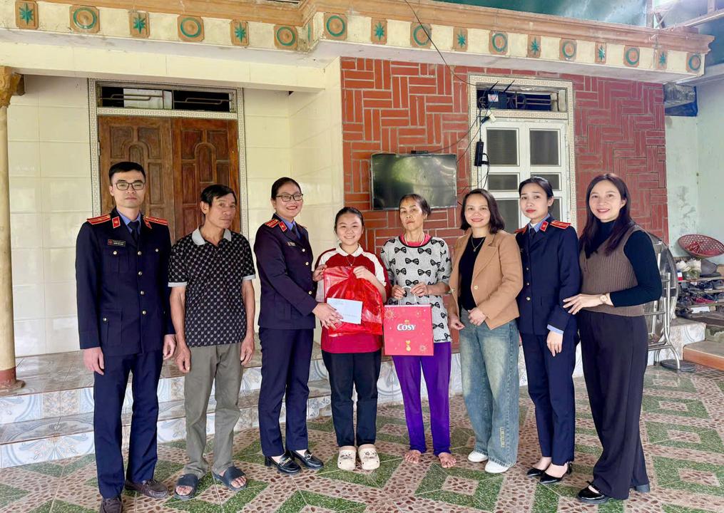 Các đơn vị VKSND tỉnh Hà Tĩnh chăm lo Tết cho người nghèo