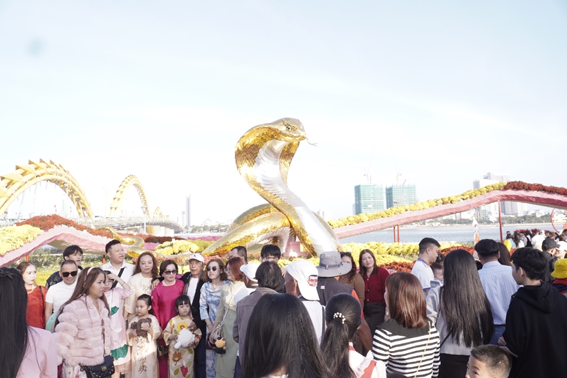 Người dân Đà Nẵng nô nức du xuân đầu năm mới Ất Tỵ 2025