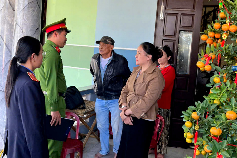 VKSND thị xã Điện Bàn kiểm sát việc khám xét nơi ở bị can trong vụ án lừa đảo