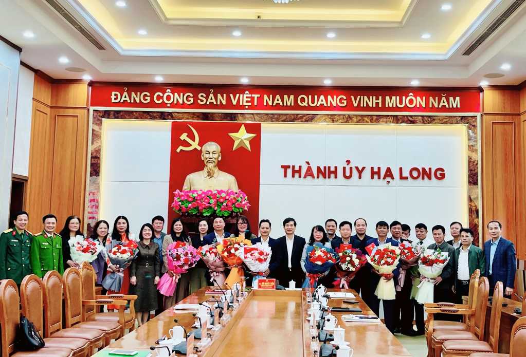 12 lãnh đạo xã, phường, đơn vị ở TP Hạ Long tình nguyện xin nghỉ hưu trước tuổi