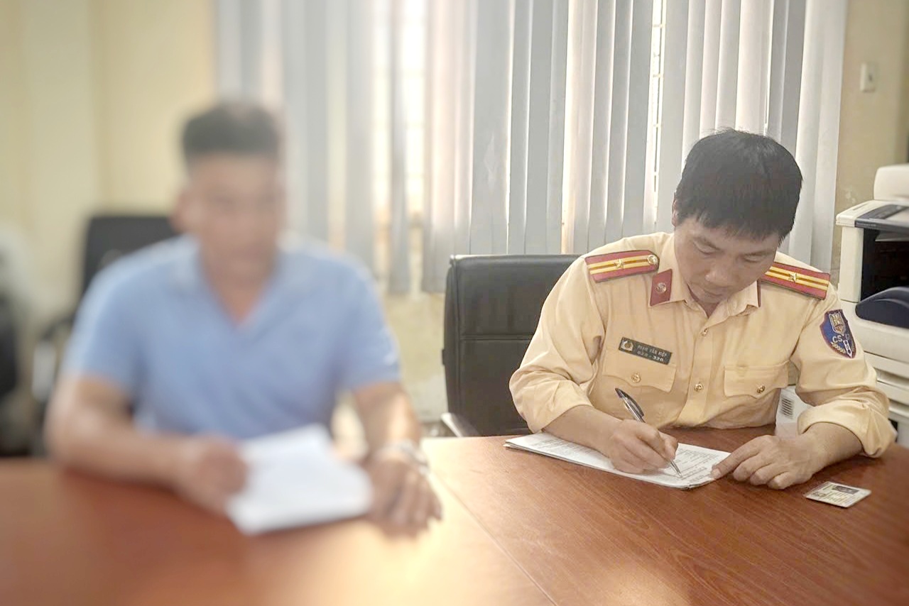 Lái xe khách Phương Trang đi lùi hơn 300m trên cao tốc