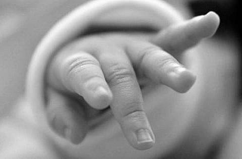 Điều tra nguyên nhân bé gái 5 tháng tuổi tử vong tại cơ sở trông trẻ thuê