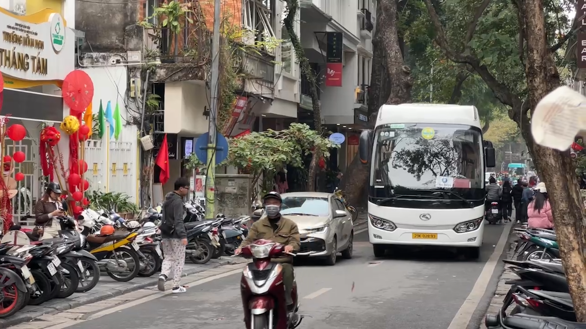 Hạn chế xe 16 chỗ vào phố cổ