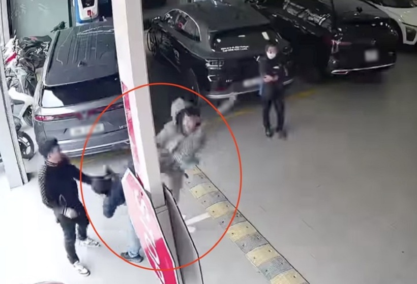 Xác minh vụ tài xế bị người đàn ông đạp vào đầu trong showroom ô tô