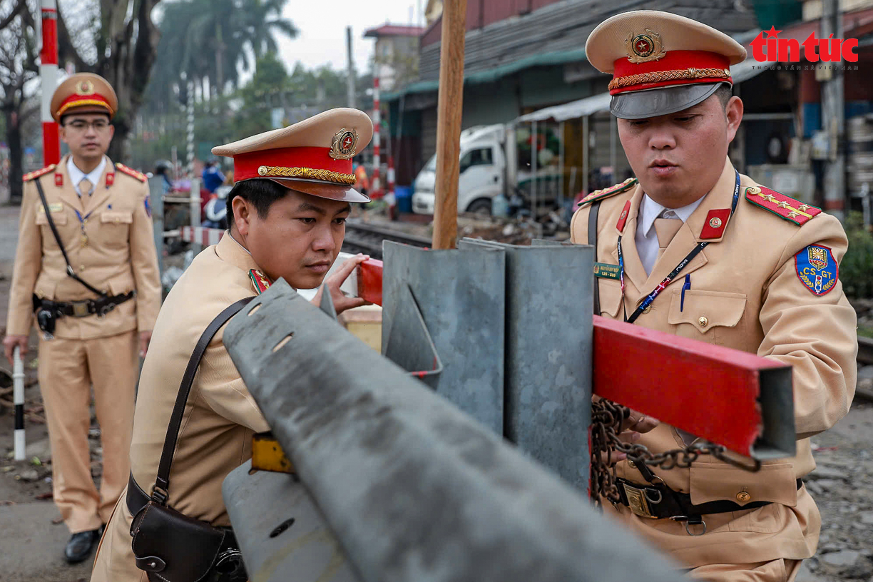 Hà Nội đóng hàng loạt lối đi tự mở trái phép ngang đường sắt Quốc lộ 1A