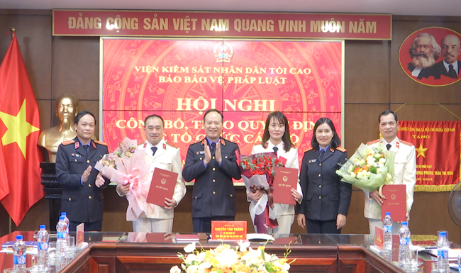 Báo Bảo vệ pháp luật công bố, trao quyết định về tổ chức cán bộ